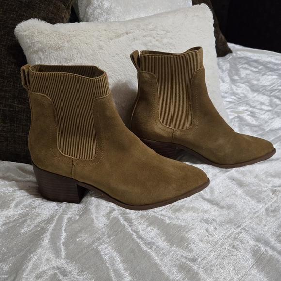 Elegant Tan Ankle Booties By Chelsea & Violet Size 8 NWOB! Never Worn! - Picture 2 of 9